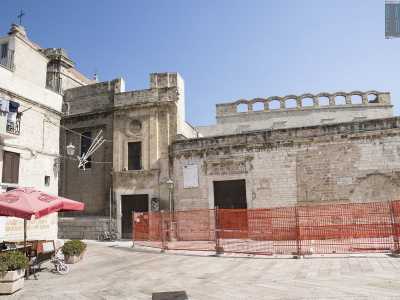 Il nostro viaggio parte dalla fine della Muraglia, l� dove si staglia il muro perimetrale del complesso, con la particolare balaustra superiore ad arcate (foto di Gennaro Gargiulo)